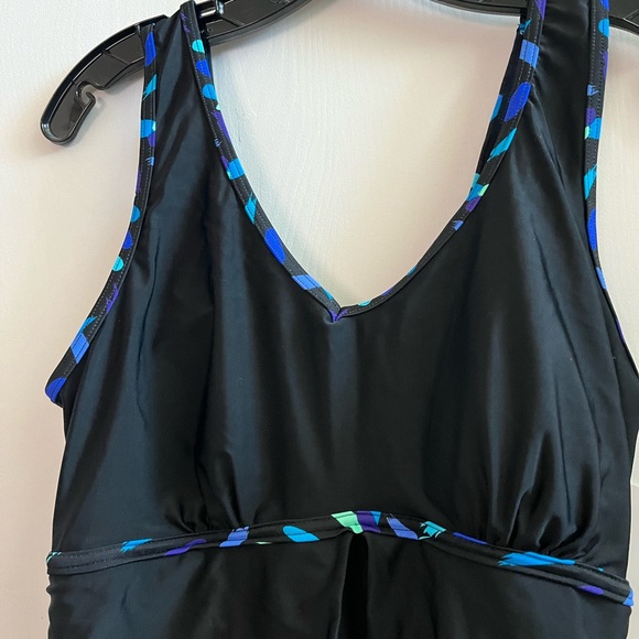 Woman’s 1 piece swimsuit. Size 10 - Picture 2 of 5
